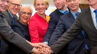 Der Vorstand der Harting Technologiegruppe gab den Startschuss für die Harting Digital Business Platform (HDBP): Dr. Michael Pütz, Dietmar Harting, Margrit Harting, Maresa Harting-Hertz, Philip Harting, Andreas Conrad und Dr. Frank Brode (von links nach rechts).   (Harting)