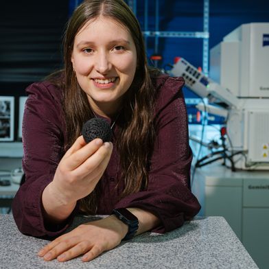 Die Materialforscherin Stefanie Arnold will mit Hilfe von Hohlkugeln aus Kohlenstoff Energiespeicher umweltfreundlicher machen. (Bild: Universität des Saarlandes)