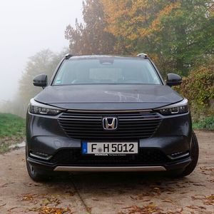 Mit seinen schmalen Scheinwerfern und der kantigeren Form unterscheidet sich der neue HR-V deutlich von seinem 2015 bis 2022 angebotenen Vorgänger.(Bild:  Rosenow – »kfz-betrieb«)