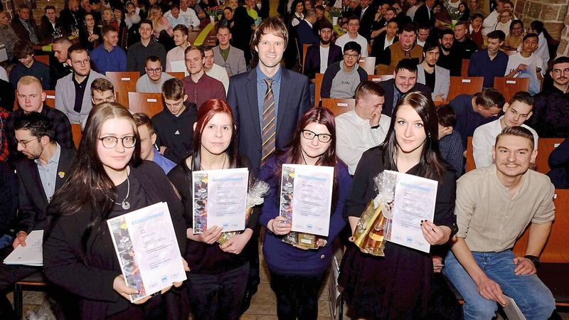 Die Kfz-Innung Südthüringen sprach insgesamt 66 Gesellen in Walldorf bei Meiningen frei, darunter auch vier Frauen. Für Obermeister Dominic Eisenbeiser (M.) war dies die erste Lossprechungsfeier in seinem Amt. (Bild: Kfz-Innung Südthüringen)
