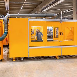 Der mobile Entstauber Dustomat-61 von Esta ist direkt an die Abschermaschine angeschlossen und saugt die entstehenden Faserspäne ab. (Bild:  Esta)