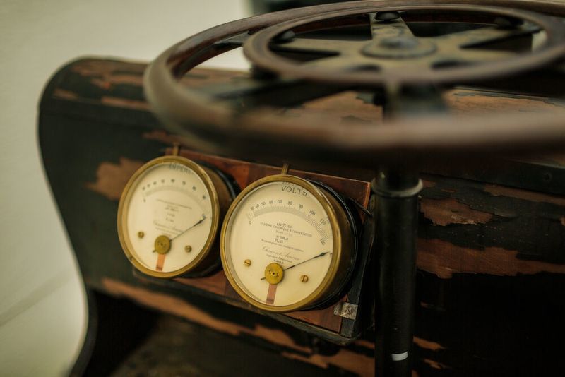 Der kompakte und nur 130 kg schwere Elektroantriebs hatte eine Leistung von 3 PS, kurzfristig waren durch Überlastung sogar bis zu 5 PS möglich. So erreichte der P1 bis zu 35 Stundenkilometer. Die Fahrgeschwindigkeit konnte dabei mittels eines „Controller“ genannten Reglers in 12 Stufen gewählt werden.  (Dr. Ing. h.c. F. Porsche AG)