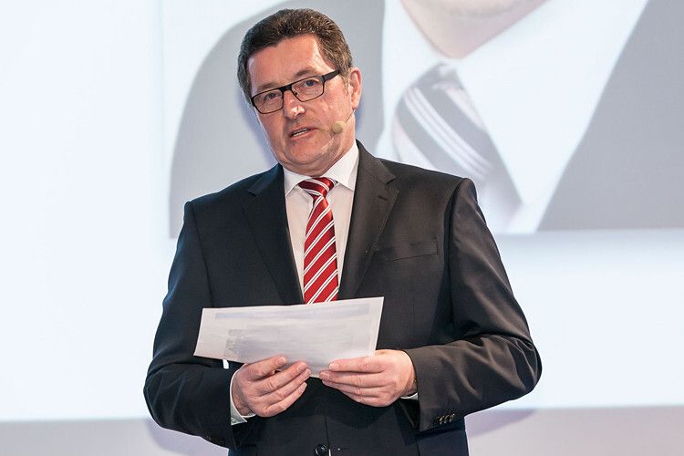 Heinrich Timm, Mitglied des Vorstands des Carbon Composites e. V. (CCeV) und ehemals Leiter des Audi-Leichtbau-Zentrums Neckarsulm, moderierte die Fachsession „Materialien II“. (Foto: Stefan Bausewein)
