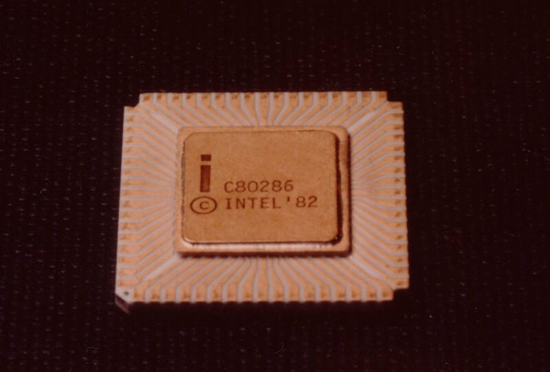 Der 16-Bit-Prozessor 80286 konnte mehr Speicher adressieren und schwang sich zu einer höheren Taktfrequenz auf.  (Intel)