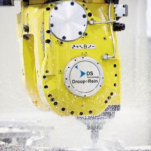 Bild 1: Der Fräskopf mit 40 kW Leistung bearbeitet die Bauteile auf 20 bis 25 µm genau.