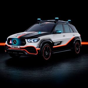 An einem zum Forschungsauto umgebauten GLE zeigt Mercedes, welche Anforderungen das künftig selbstfahrende Auto an die Sicherheitsingenieure stellt.