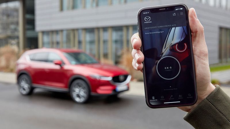 Über die My-Mazda-App lassen sich viele Funktionen aus der Ferne steuern: Beispielsweise ist es möglich, darüber das Fahrzeug zu verriegeln, Servicetermine zu vereinbaren oder zu checken, wie groß die Reichweite noch ist. (Bild: Mazda)