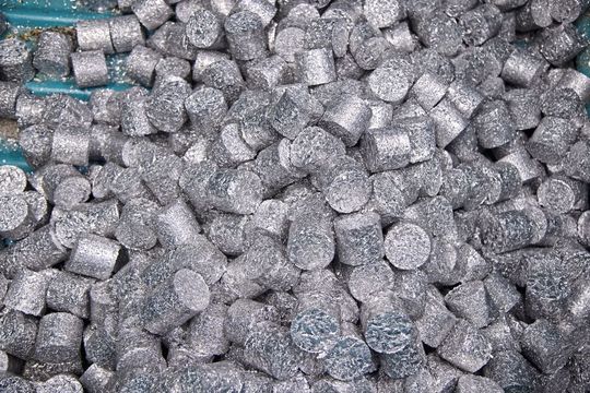 Ohne Spänepresse ist eine Geisterschicht nicht möglich. Gerade das Spänemanagement ist bei solch langen, bedienerlosen Schichten enorm anspruchsvoll.(Bild:  Matthias Böhm)