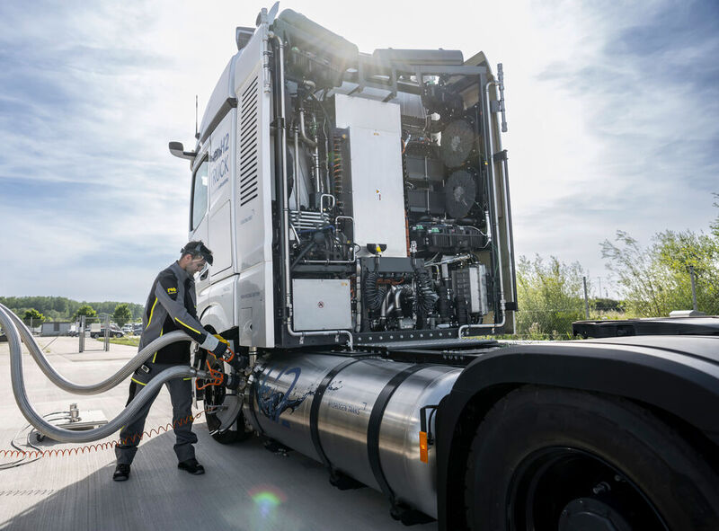 Mit -253 Grad Celsius strömt der flüssige Wasserstoff in dei Tanks des „Gen H2“. Es ist bereits der zweite Prototyp von Daimler Trucks, der Wasserstoff als Kraftstoff nutzt.