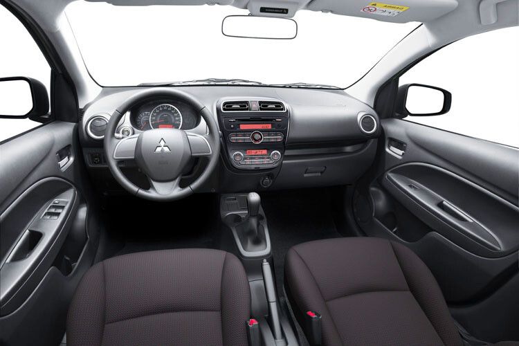 Attraktives Innenraumdesign: Die Funktionalität und der Komfortanspruch des Mitsubishi-Neulings zeigen sich in einer Vielzahl praktischer Ablagen, einem SD-Navigationssystem mit integrierter Audio-Anlage, Regen- und Lichtsensoren sowie einem Smart-Key-System mit One-Touch-Startknopf. (Foto: Mitsubishi)