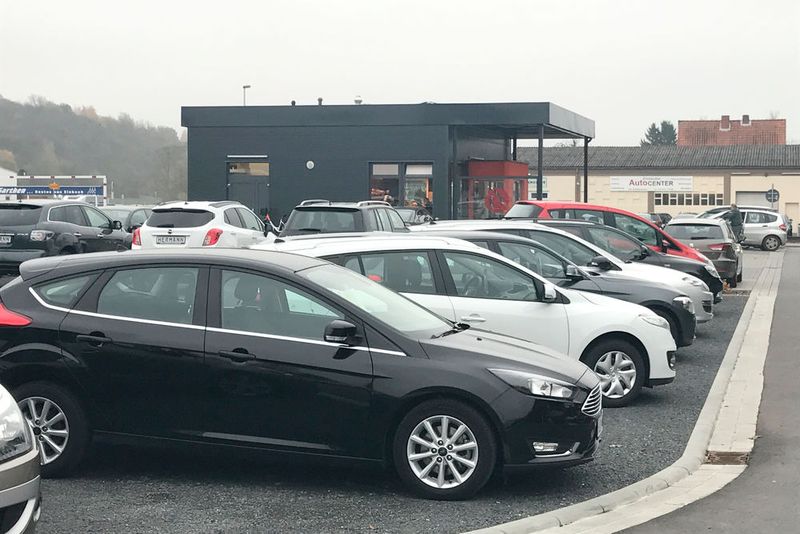 Dort hat ein Verkäufer seinen Platz, der den Kunden am Ort berät. Auch über die Modelle, die im Netz stehen. (Bild: Grimm / »kfz-betrieb«)