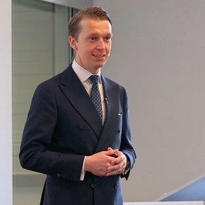 Carlo Buck, Geschäftstführer bei United Machining Germany, begrüßte die Gäste und führte inis Programm des Technikforums ein.(Bild:  Maschinenmarkt/rw)