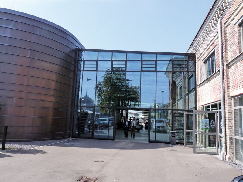 Die Oldtimerfabrik verbindet historische und moderne Architektur. Die Piazza in der Mitte verbindet Alt- und Neubau.  (Bild: Michel)