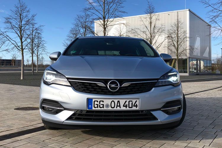 Die auffälligsten Veränderungen: eine neue Zierleiste für den Kühlergrill, neue LED-Scheinwerfer und nachgeschärfte Konturen in der Frontschürze. (Bild: Seyerlein/»kfz-betrieb«)