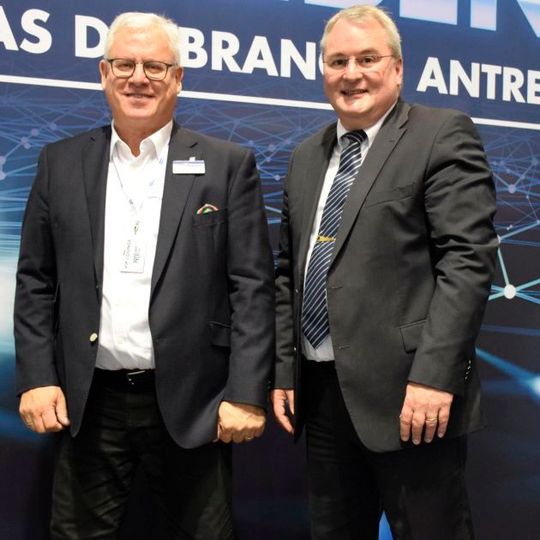 Coparts-Geschäftsführer Ulrich Wohlgemuth (li.) und GAS-Geschäftsführer Andreas Brodhage fühlen sich im Teile- und Servicemarkt gut aufgestellt.  (Bild:  Rubbel)