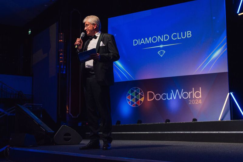 Night of the Champions: Max Ertl, President Docuware, ehrt die Diamond Member Top 3 in Frankreich und die Top 5 in der DACH-Region.  (Bild: Docuware)
