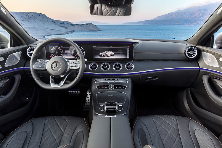 Im Innenraum fühlt man sich fast wie in einer S-Klasse: Vom Multifunktions-Lenkrad mit den berührungsempfindlichen Knopf-Satelliten über das volldigitale Cockpit mit den beiden großen, 12,3-Zoll-Displays, die auf Wunsch zu einem Widescreen verbunden werden können bis zum  Ambientelicht. (Daimler)