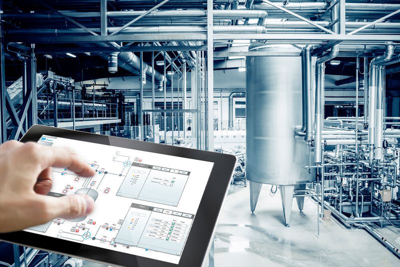 Konsequent umgesetzt, könnte der modulare Anlagenbau die gesamte Prozessindustrie revolutionieren. Deshalb rückt COPA-DATA das Thema auf der SPS 2019 (Halle 7, Stand 590) in den Fokus. In der Prozessindustrie spielen verkürzte Markteinführungszeiten eine immer größere Rolle und so muss dieser Dreiklang schon früh im Produktlebenszyklus abgebildet werden, spätestens mit der Prozessentwicklung. COPA-DATA präsentiert gemeinsam mit Merck einen richtungsweisenden Ansatz für die Anwendung im Labor, um diesen Herausforderungen gerecht zu werden. Die Idee dahinter: Eine Anlage setzt sich aus mehreren autarken Anlagenmodulen zusammen. Ein Modul wird z. B. auf einen bestimmten Prozessschritt, eine Automationskomponente oder die gesamte Anlage digital abgebildet. Je kleiner die Module, desto flexibler ist das System. Nach dem „Baukasten-Prinzip“ lassen sich Anlagen aus den einzelnen Bausteinen je nach Bedarf schnell und unkompliziert immer wieder neu zusammenstellen.  (COPA-DATA)