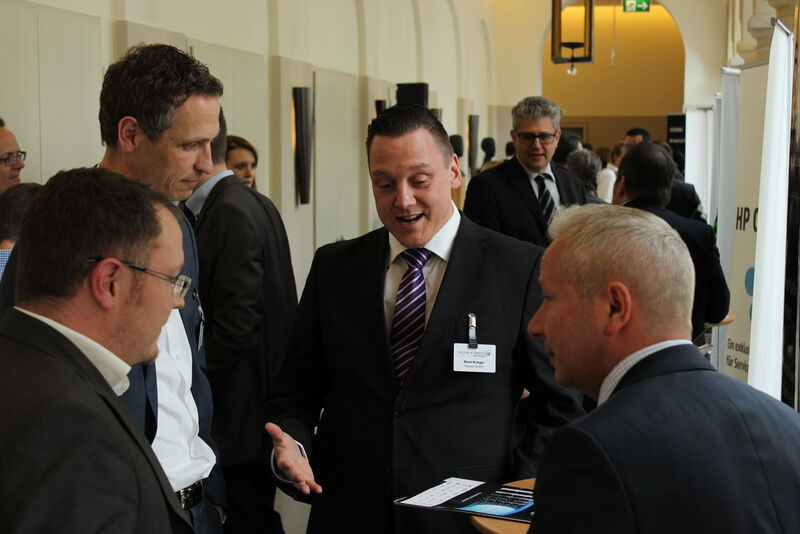 René Krieger und Thomas Hefner, Kaseya, im Vier-Augen-Gespräch mit zwei Veranstaltungs-Gästen (Bild: IT-BUSINESS)
