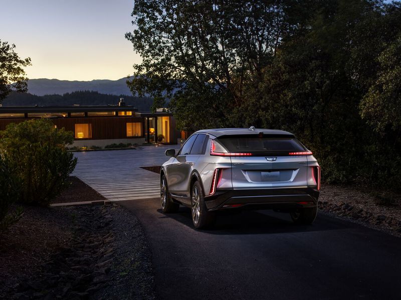 Auch am Heck bietet der Cadillac Lyriq ein spannendes Lichtdesign. (Bild: Cadillac)