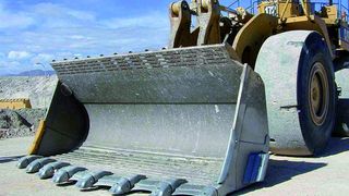 Entwicklungsziel bei Sonderbaustählen für Baumaschinen ist die Erhöhung der Verschleißfestigkeit, um eine noch längere Lebensdauer von Maschinenkomponenten wie Baggerschaufeln zu erreichen. Bild: Thyssen-Krupp Steel (Archiv: Vogel Business Media)