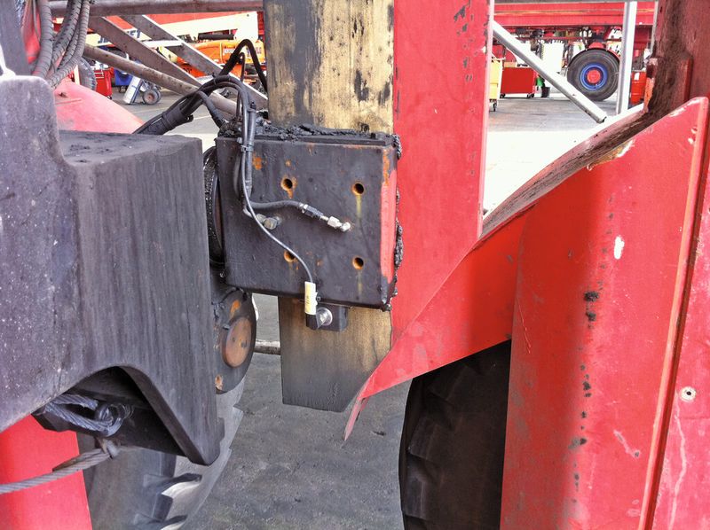 Insgesamt acht Contrinex Sensoren des Typs DW-AS-519-M30-320 messen den Verschleiß an den Kunststoffgleitlagern der Containeraufnahme. (Bild: Contrinex)