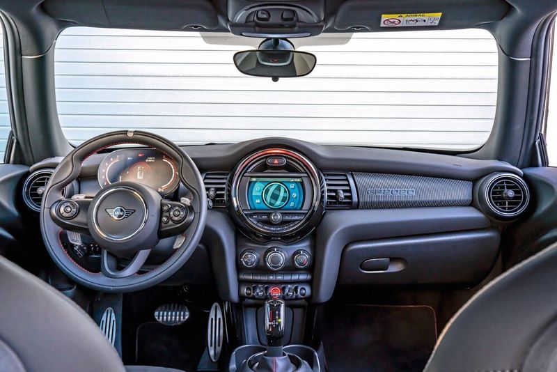 Das Cockpit des JCW GP ist wie beim Elektro-Mini digital. (Mini)