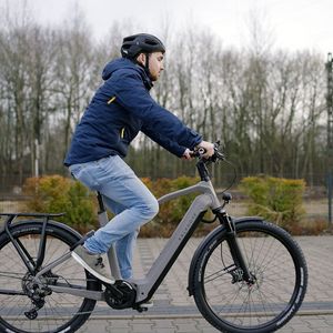 Auf Messen erhalten Kunden und Kundinnen die Möglichkeit, die Modelle Probe zu fahren und dabei die additiv gefertigten Rahmen selbst zu testen.(Bild:  Materialise)