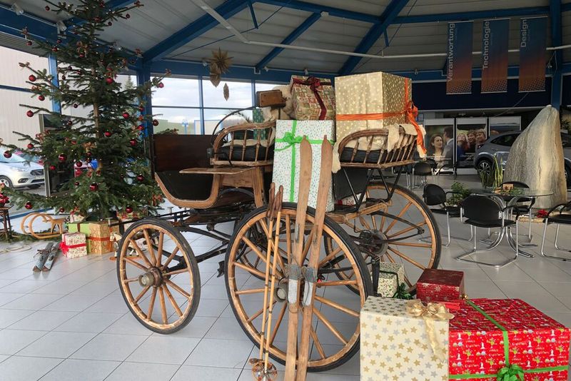 Die Dekoration inklusive Kutsche und Schlitten ... (Bild: Autoservice Strupp)