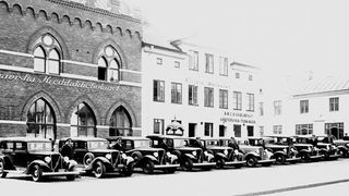 Hier eine Parade von Volvo-Taxis der Serie TR 700, aufgenommen 1936. (Bild: Volvo)