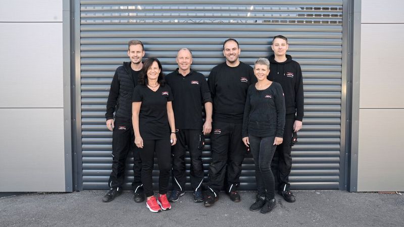 Das Team von Christ-Kfz setzt im Unternehmen KI-Tools ein, die Sohn Dennis Christ (l.) ... (Bild: Ralf Christ Kfz-Meisterfachbetrieb)