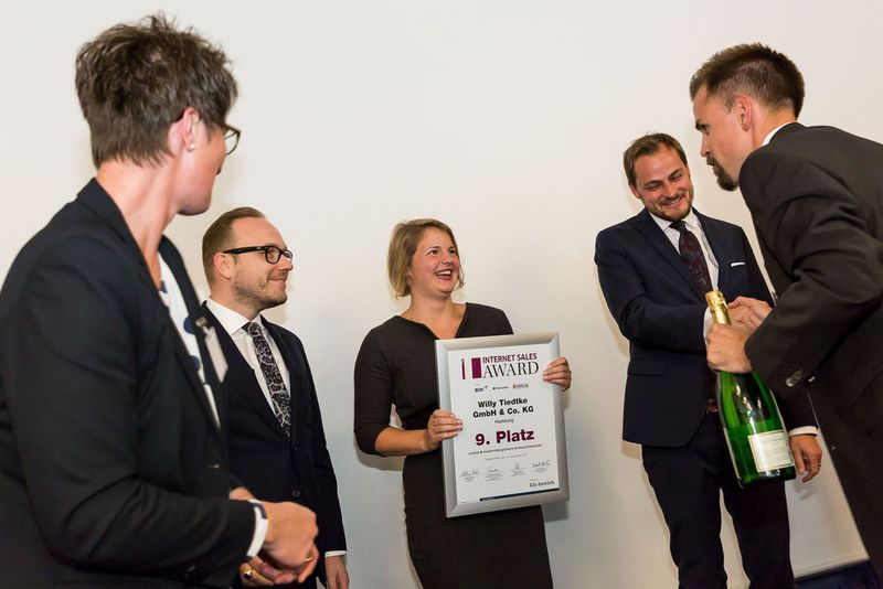 Lena Petersen (Mitte) vom Hamburger Autohaus Willy Tiedtke nahm mit ihren Kollegen Lars Adam und Hendrik Wilms die Glückwünsche von Frederick Altrock von Mobile.de zum 9. Platz entgegen. (Stefan Bausewein)