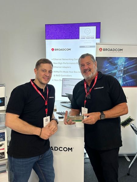 Andre Ambrosius und Dirk Severin kamen für Broadcom nach Hüllhorst und hatten die 9760W-32i im Gepäck. (Bild: Vogel IT-Medien GmbH)