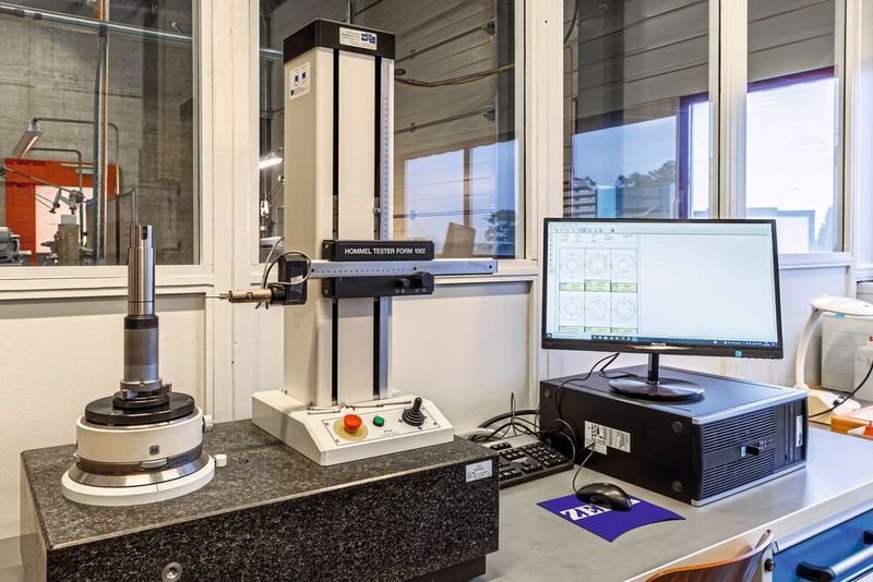 Banc de mesure Hommel Tester Form 1002 CNC pour le contrôle géométrique et dimensionnel.  (Source : Rostan Suisse SA)