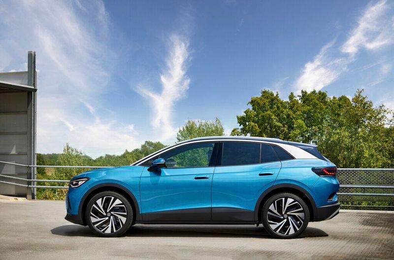 Der Volkswagen ID 4 ist zusammen mit dem ID 5 im Jahr 2023 und bislang in 2024 auf Platz 2 der in Deutschland zugelassenen E-Autos.(Bild:  Volkswagen)