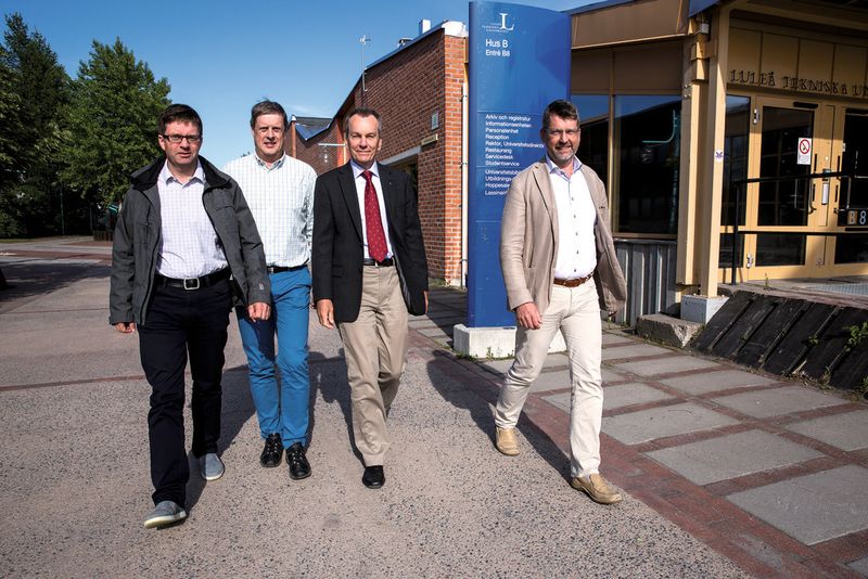 Forschergemeinschaft für das Lager von Morgen (v.l.): Roland Larsson von der Uni Luleå, Per-Erik Larsson von SKF, UTC-Direktor Erik Höglund und Jerker Delsing von der Uni Luleå. (Bild: SKF)