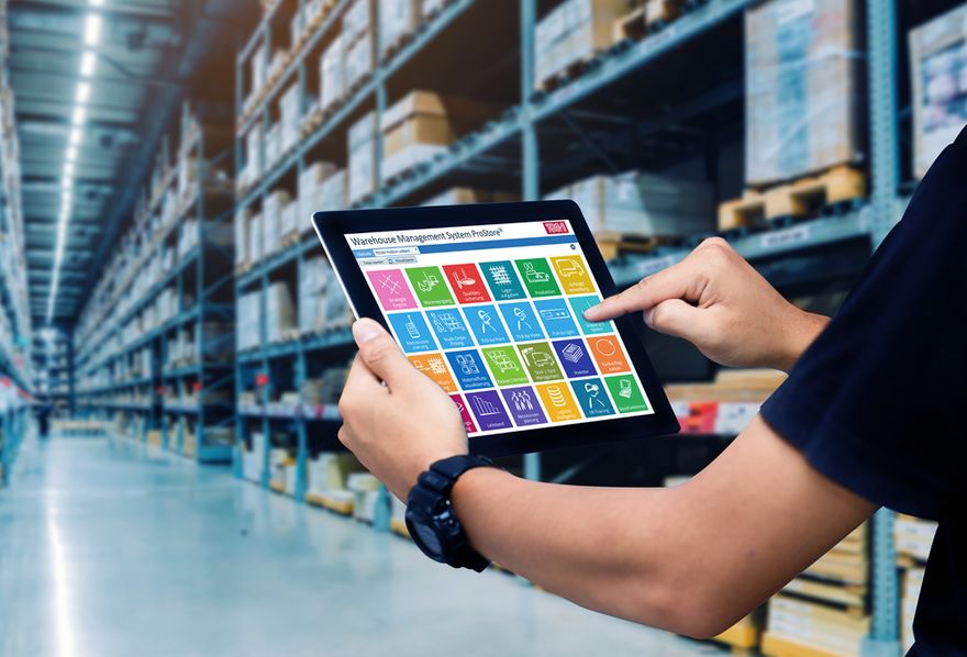 tablet-mit-prostore-im-lagergang (TEAM GmbH)
