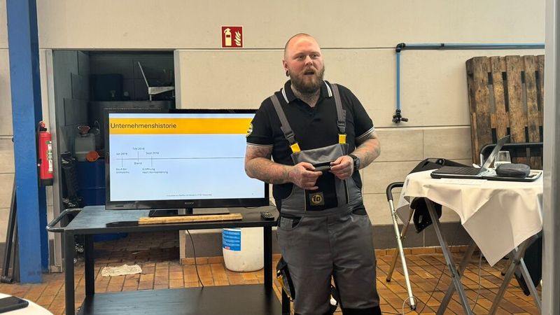 Last but not least ging es nach Appenweier zum 1a Autoservice Steffen. Und Geschäftsführer Niko Steffen war mit umfassender Präsentation seines Unternehmens bestens auf unseren Besuch vorbereitet. „Wir reparieren alles“, sagt er selbstbewusst – von der Kettensäge über den Traktor bis zum Rettungswagen. Der Werkstattinhaber geht einen anderen Weg als viele Kollegen und bezeichnet sich trotz aller Spezialisierung als echte Mehrmarkenwerkstatt. „Ist doch eh alles das gleiche“, lacht er.  (Bild: Schreiner – VCG)