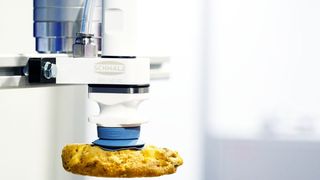 Der Strömungsgreifer SFG im Hygienic Design wartet mit einer hohen Saugleistung auf und agiert sicher in hochdynamischen Prozessabläufen.  (Bild: J. Schmalz)