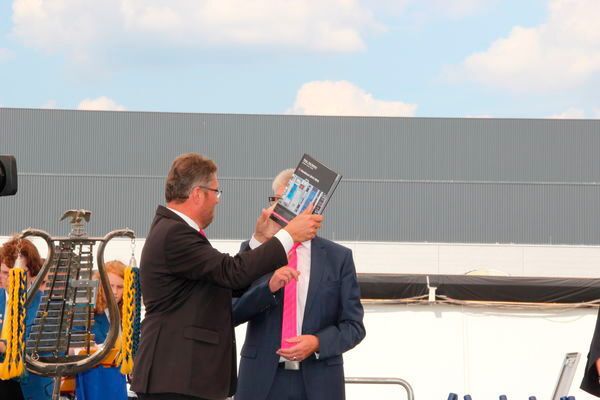 Selbstverständlich muss auch das Handbuch Rittal - das System in den Grundstein. (Reinhold Schäfer)