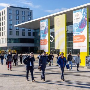 Am 8. und 9. Oktober stehen auf der Fachmesse Instand 2024 in Stuttgart wieder aktuelle Trendthemen der industriellen Instandhaltung und Services im Mittelpunkt.(Bild:  Messe Stuttgart)