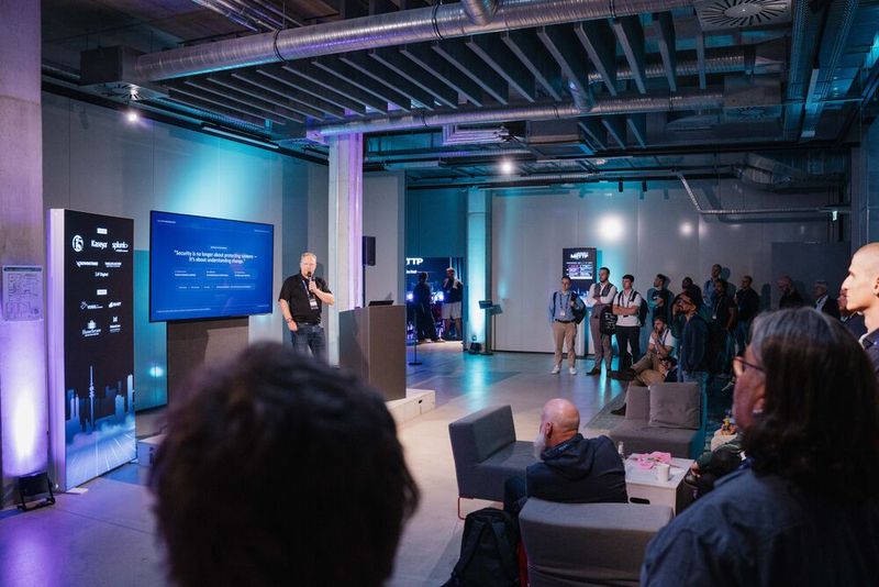Während der ersten Netzwerk-Pause gab es einen Showcase von Sven Müller von F5 zu „Securing the AI Workload“. (Bild: Manuel Emme Fotografie)