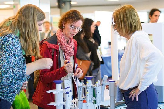 LAB-SUPPLY heißt auch, vieles vor Ort direkt ausprobieren und vergleichen. Das geht besonders gut bei Pipetten, wie hier auf der LAB-SUPPLY in Leverkusen 2025.(Bild:  Stefan Stark)