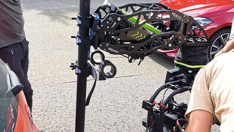 Der Hybris Shock Absorber von Idea Vision trägt Filmgeräte bis zu 40 kg und hält dank Wirbelstrombremse, Feder und Strukturdämpfern von ACE Stöße und Vibrationen von ihnen fern.(Bild:  Idea Vision)