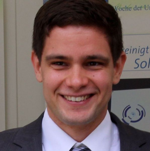 Der deutsche Jungingenieur Ridha Azaiz will preisgünstige Reinigungsroboter in die Wüste schicken, die dort Solaranlagen putzen sollen. (Bild: Solarbrush)