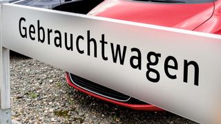 Bis zum Jahresende sollten Gebrauchtwagenhändler ihre Vertragsformulare, Kalkulationen etc. auf das neue Gewährleistungsrecht abgestimmt haben. (© animaflora – stock.adobe.com)