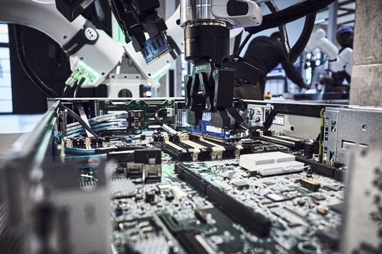 In der Robots Academy von Agile Robots: Ein KI-Modell wird darauf trainiert, Lüfter und RAM-Module in Server Blades einzusetzen.(Bild:  Agile Robots)