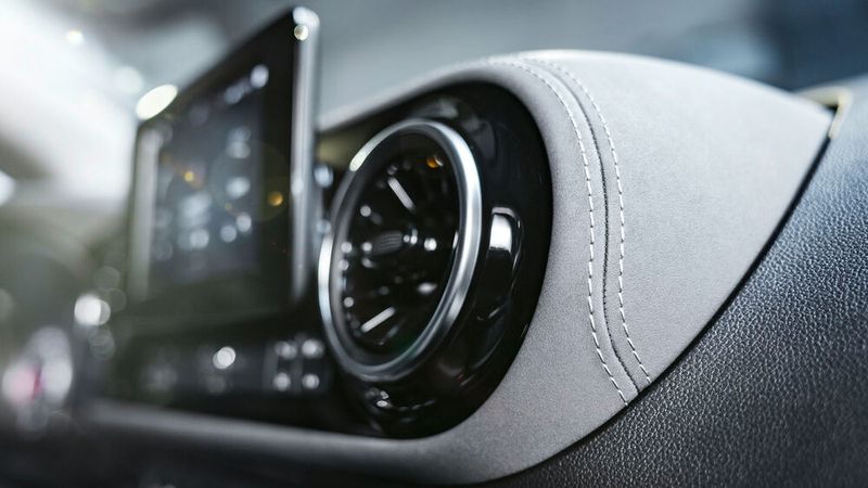 Innen kommen zum Teil hochwertige Materialien zum Einsatz, die sich auch in AMG-Fahrzeugen finden. (Bild: © Mercedes-Benz AG)