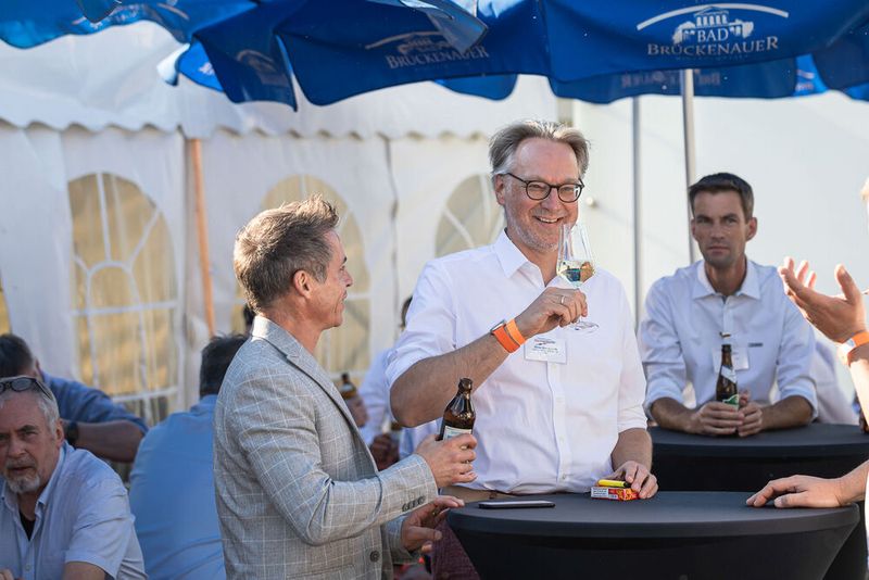 Steckverbinderkongress 2022: Das Get together am 4. Juli 2022 und die Abendveranstaltung am 5. Juli 2022 auf dem Vogel-Campus boten viele Gelegenheiten sich in entspannter Atmosphäre auszutauschen und zu netzwerken. Schon so manches Projekt nahm hier seinen Anfang. (Bild: Elektronikpraxis)