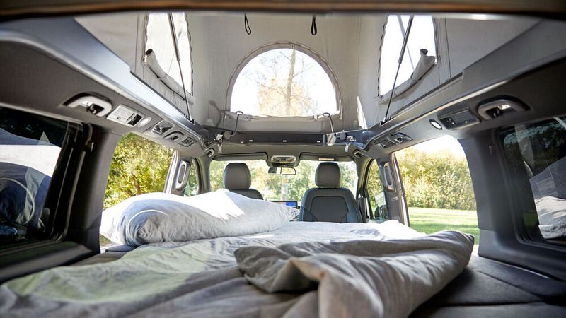 Der Schweizer Umbauspezialist Sortimo bietet für den EQV S-Camper ein Aufstelldach sowie für das Heckabteil eine Multifunktionsbox als Schlaf- und Kücheneinheit an. (Bild: Sara Keller/Mercedes)